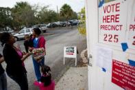 Mexicanos y puertorriqueños demócratas, cubanos republicanos, centroamericanos divididos: se espera que más de 12 millones de hispanos en Estados Unidos, uno de los grupos más diversos en el país, voten este martes en la elección entre el demócrata Barack Obama y el republicano Mitt Romney. (AFP/GETTY IMAGES | edward linsmier)