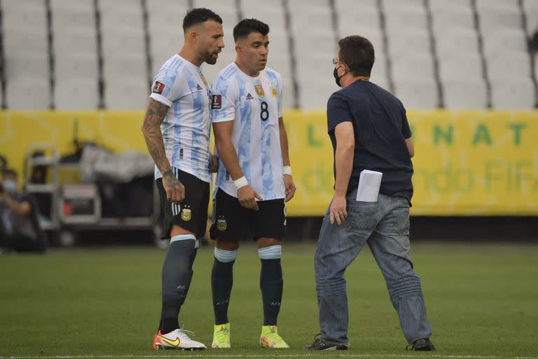 El momento en que el fiscal de la Anvisa invade la cancha y se encara con los argentinos Nicolás Otamendi y Marcos Acuña, durante el fallido encuentro entre Brasil y Argentina, por las eliminatorias sudamericanas, en la Arena Corinthians, de San Pablo.