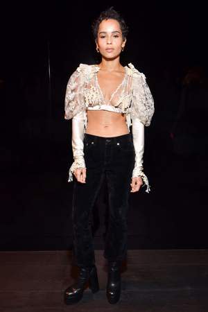 <p>Zoë Kravitz, actrice, chanteuse, mannequin américaine et fille du célèbre chanteur Lenny Kravitz a fait une apparition plus que remarquée dans un crop top blanc en dentelle. Crédit photo : Swan Gallet/WWD/Shutter/SIPA </p>