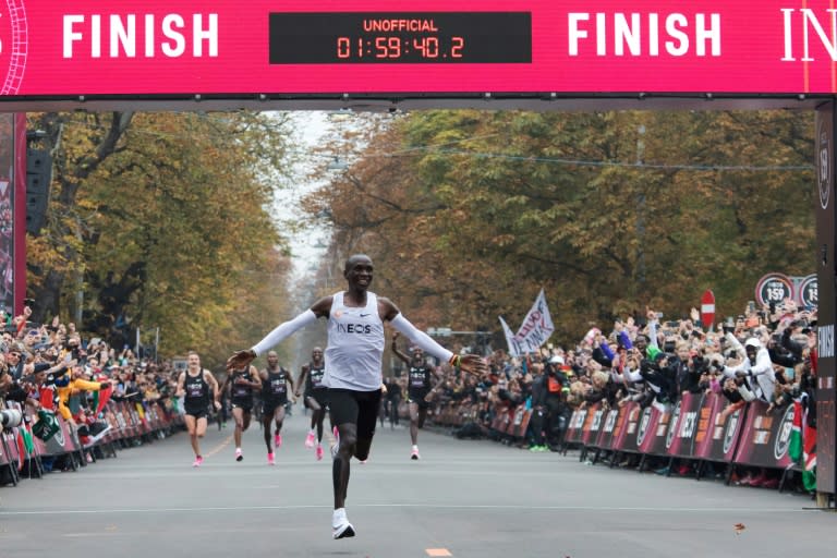 Eliud Kipchoge cruza la línea de meta del maratón bajando por primera vez en la historia de las dos horas, este sábado 12 de octubre en Viena