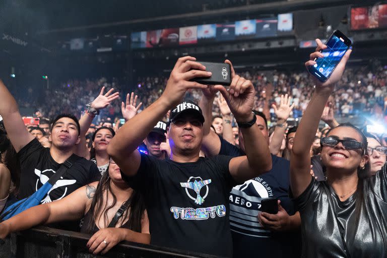 Fanáticos de Tiësto, felices de presenciar su único show en Buenos Aires, en el estadio Luna Park