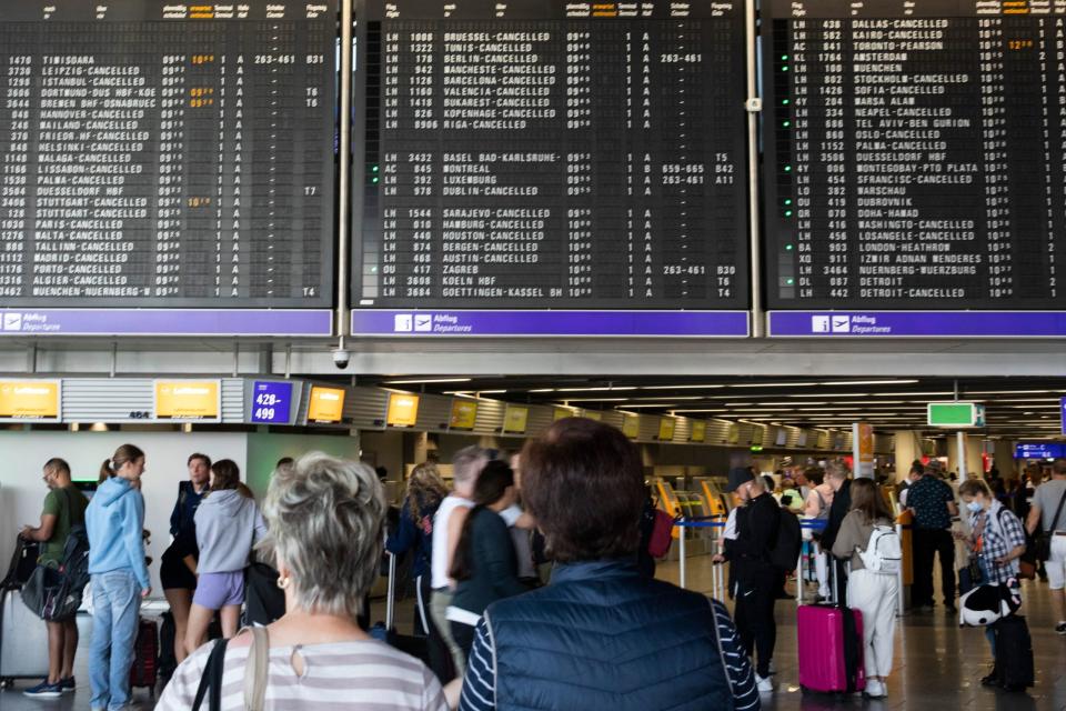 An den Flughäfen müssen Passagiere mit Verspätungen rechnen.  - Copyright: ANDRE PAIN/AFP via Getty Images