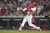 Cincinnati Reds' Jake Fraley hits an RBI single against the Milwaukee Brewers during the fourth inning of a baseball game Tuesday, April 9, 2024, in Cincinnati. (AP Photo/Jeff Dean)