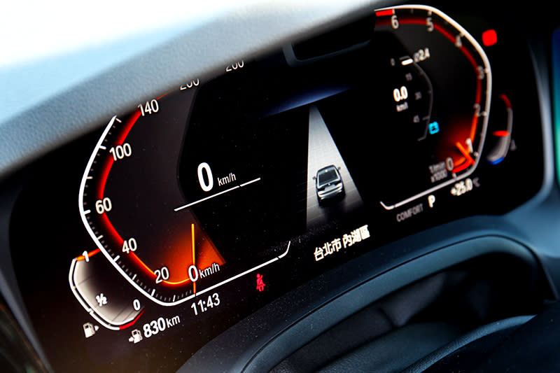 320i M Sport 沒因車型等級降級，同樣標配12.3吋數位儀表與10.25吋中控螢幕。
