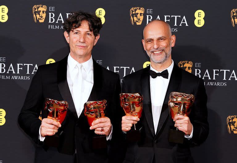 El director inglés Jonathan Glazer y el productor canadiense James Wilson muestran el premio a la prensa por el film La zona de interés