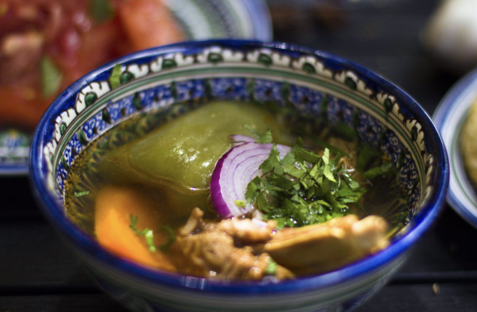 Lagman es una sopa uzbeka con cordero picado, fideos caseros, verduras y especias asiáticas que la puede saborear en Chayhana Oasis.