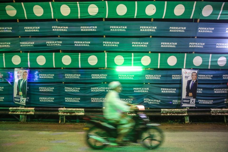 Perikatan Nasional and PAS flags are seen on the main road at Kampung Hujung Bandar in Sik, Kedah August 7, 2023. ― Picture by Yusof Mat Isa