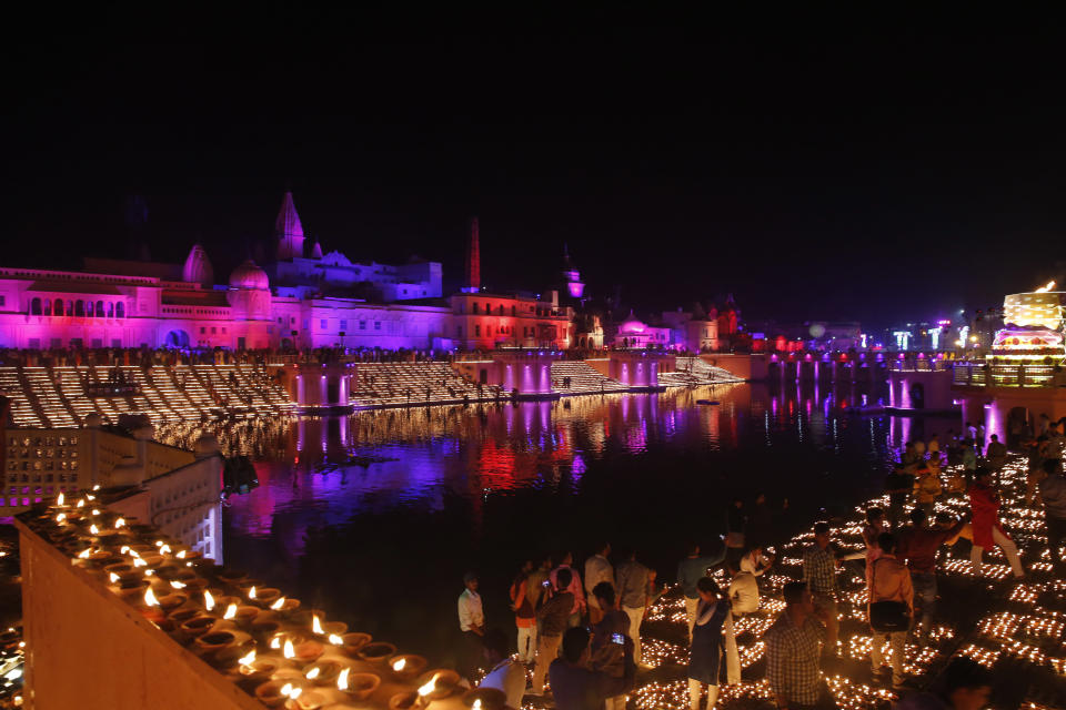 Devotos encienden lámparas de aceite en las orillas del río Sarayu como parte de los festejos de Diwali, el festival de las luces, en Ayodhya, India, el martes 6 de noviembre de 2018. (AP Foto/Rajesh Kumar Singh)