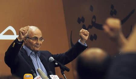 Former prime minister Ahmed Shafik cheers with his supporters after a news conference in Cairo June 21, 2012. REUTERS/Stringer/Files