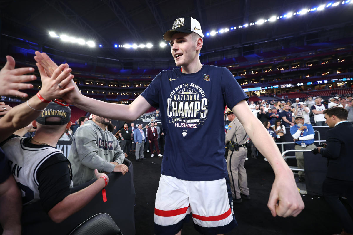 Donovan Clingan, UConn center, announces decision to enter 2024 NBA Draft