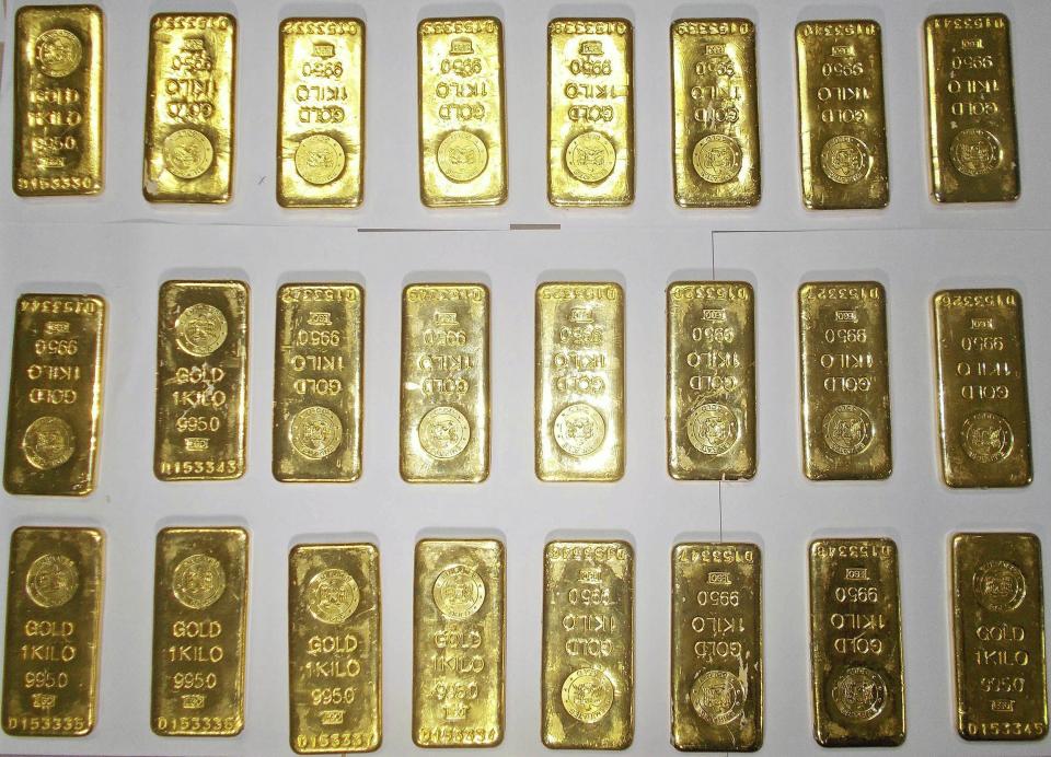 Seized gold bars are kept on displayed by custom officers at the international airport in Kolkata November 19, 2013. Two lunch boxes hidden in the toilets of a Jet Airways plane triggered first a bomb scare and then a smuggling probe as the tins were found to contain 12 gold bars each, a senior customs official said on Wednesday. Picture taken November 19, 2013. REUTERS/Stringer (INDIA - Tags: CRIME LAW)