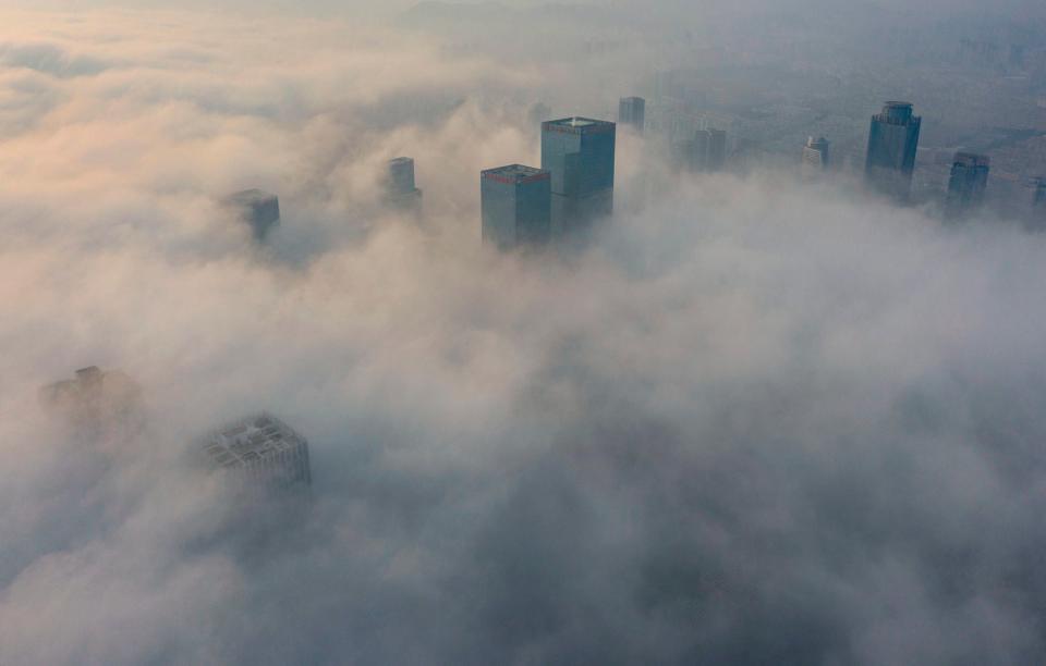 Im Grauschleier gefangen: Das ist besonders im Winter in vielen chinesischen Städten ein Problem. - Copyright: picture alliance/CFOTO