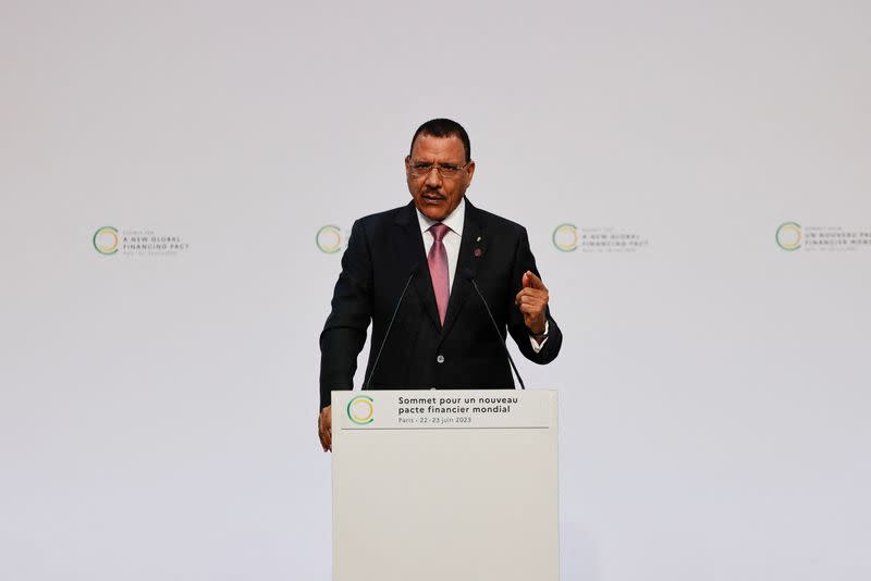 FOTO DE ARCHIVO: El presidente de Níger, Mohamed Bazoum, pronuncia un discurso durante la sesión inaugural de la Cumbre del Nuevo Pacto Financiero Global en el Palais Brogniart de París