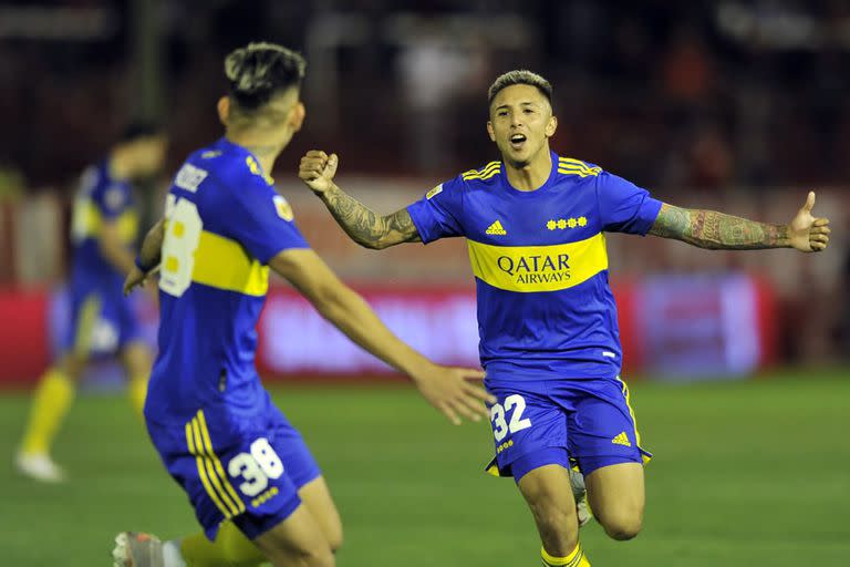 Agustín Almendra celebra con Luis Vázquez el 1-0 de Boca ante Huracán, en Parque Patricios, por el Torneo 2021