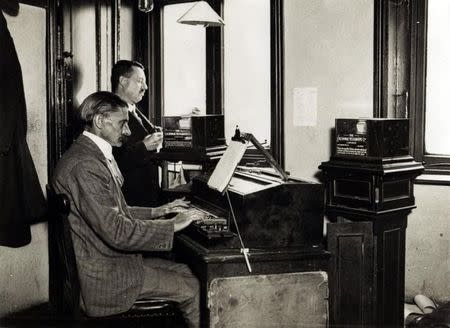 Imagen del archivo de Reuters donde se ve a unos periodistas utilizando una impresora para mandar una copia de noticias a periódicos en Londres, mayo 1923. REUTERS/files (BRITAIN). IMAGEN SOLO PARA USO EDITORIAL, SE PROHÍBE SU USO PARA MÁRKETING O PUBLICIDAD