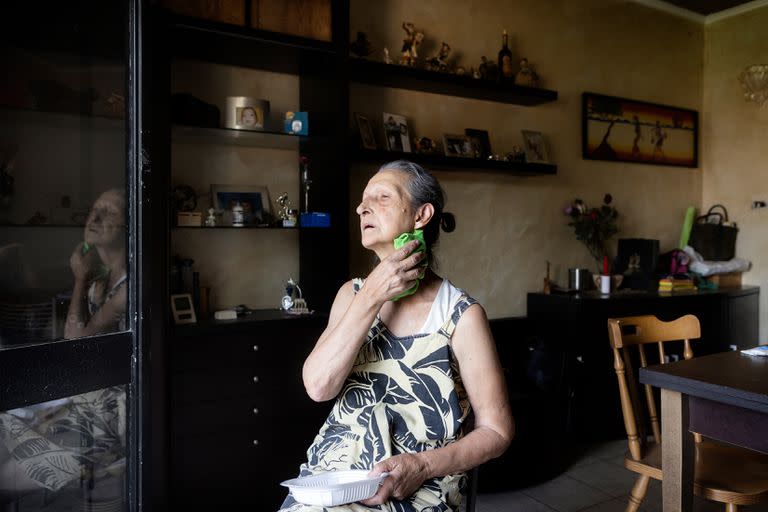 Donata Grillo busca refrescarse con una esponja húmeda en su casa en Roma. (Alessandro Penso/The New York Times)