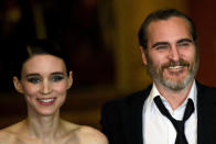 En ‘Her’ conoció a Rooney Mara, con la que sale desde 2016. Después de su mala suerte en el amor, parece que Joaquin Phoenix ha encontrado a la mujer de su vida. El pasado mes de julio la pareja se comprometió. (Foto: Dave J Hogan / Getty Images).