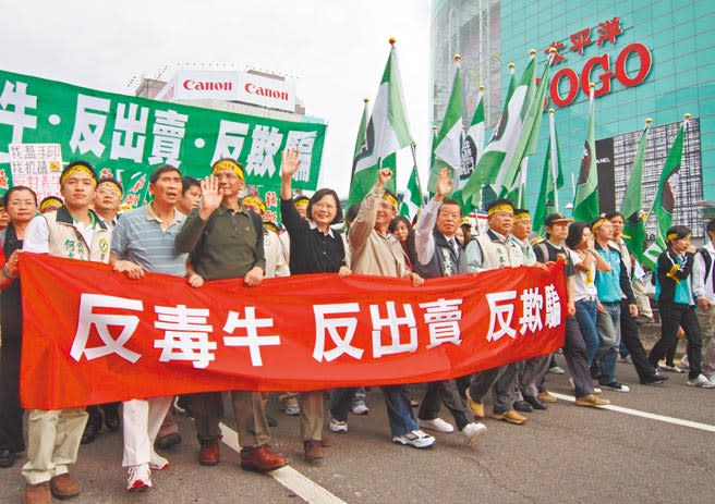 2009年蔡英文等綠營天王上街遊行反對萊牛進口，如今卻為開放萊豬辯護。（本報資料照片）