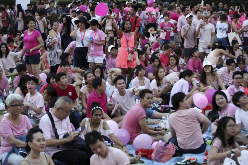 2017年7月1日，新加坡LGBTQ+年度大型集會「粉紅點運動」（Pink Dot）於芳林公園舉辦。（AP）