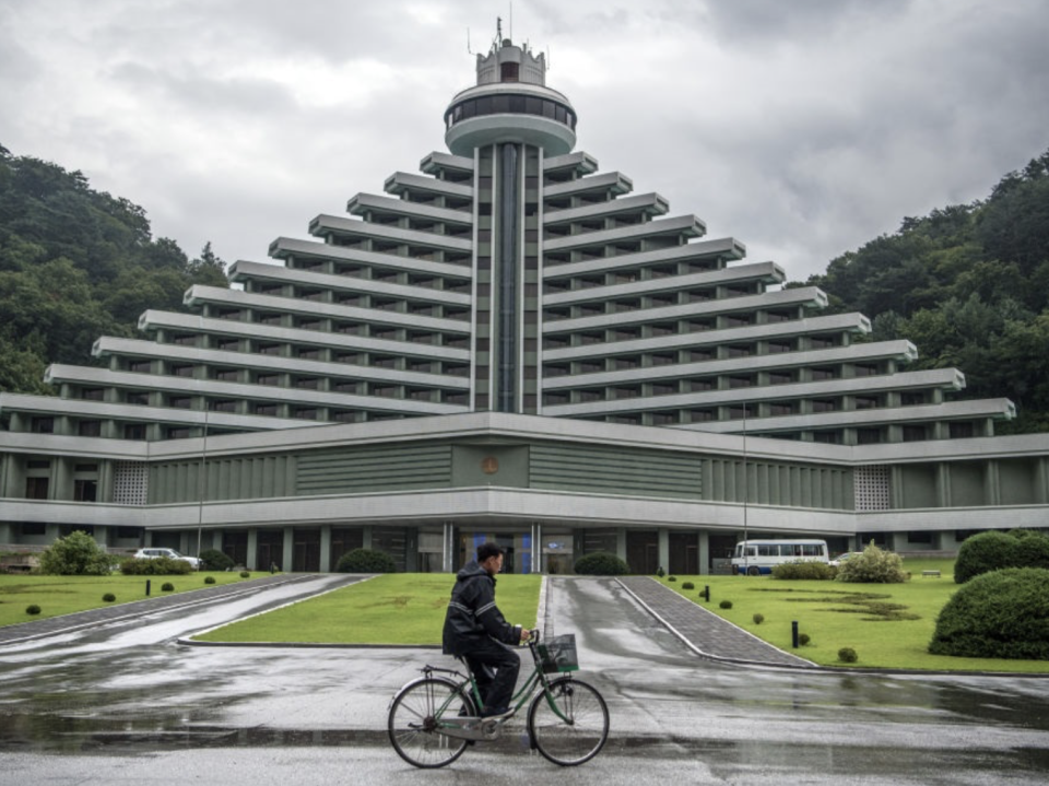 <p>Anche in Nord Corea ci sono strutture ricettive, e di alto profilo, come lo Hyangsan Hotel, ritratto in tutta la sua alterigia da architettura dal mood totalitario a Myohyang. Il problema, più che prenotare una stanza, è proprio quello di entrare nel paese. (foto: Carl Court/Getty Images) </p>