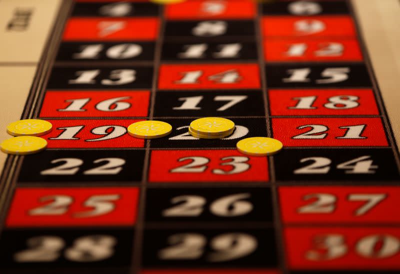 Fichas de juego se ven en la mesa de la ruleta del Casino Dragonara en St Julian's, Malta, el 11 de abril de 2018