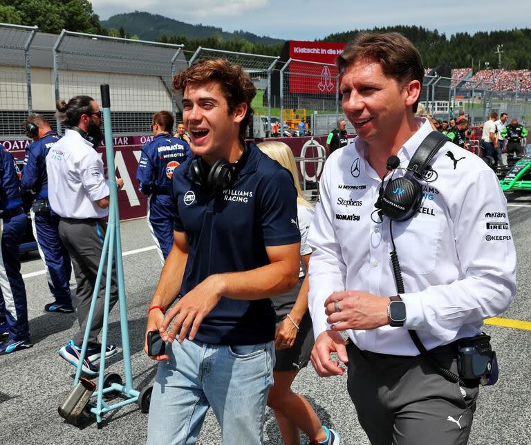 La alegría de Colapinto al caminar en la grilla del Red Bull Ring junto a James Vowles, el jefe de la escudería Williams; el argentino romperá con los 23 años de ausencia de pilotos argentinos en un programa oficial de un gran premio de Fórmula 1.