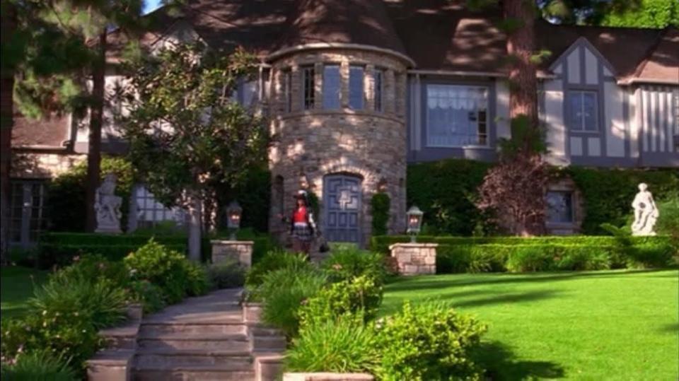 Auch wenn diese Villa nur wenige Sekunden in 'Clueless’ zu sehen ist, hinterlässt sie einen bleibenden Eindruck. Hier wohnte Dionne, die verwöhnte Freundin von Alicia Silverstones Figur. Sogar der Rasen des Anwesens ist perfekt getrimmt.