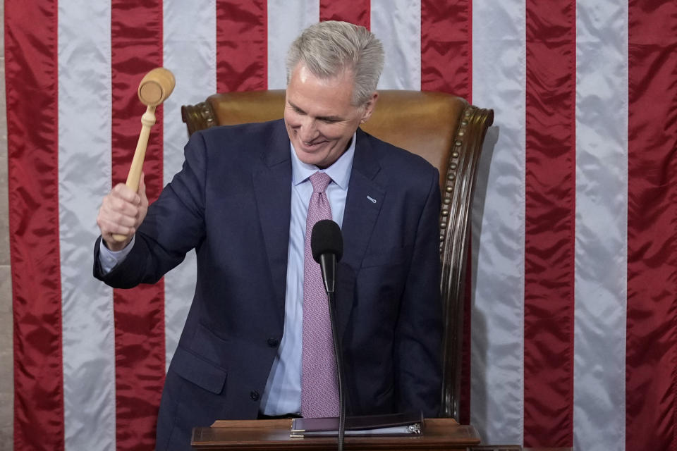 El nuevo presidente de la Cámara de Representantes, Kevin McCarthy, de California, sostiene el mazo en su puesto en el hemiciclo, en Washington, el 7 de enero de 2023. (AP Foto/Andrew Harnik)