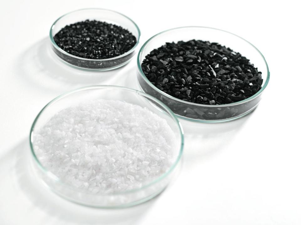 過濾蒸餾後的伏特加，多採用白樺木炭作為濾材，但也會有使用石英、白銀，甚至當地獨特的濾材。