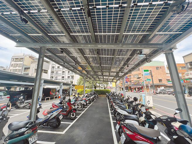 台南市北區賢北街路外停車場建置太陽光電系統後，既能發電、遮蔭，還能回饋社區。（洪榮志攝）