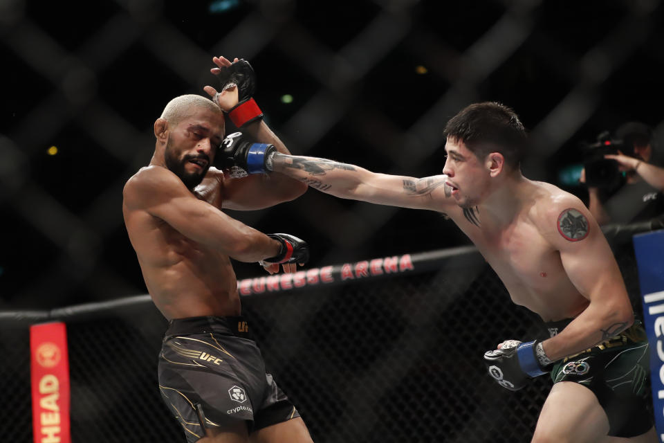 Brandon Moreno golpea a Deiveson Figueiredo en Rio de Janeiro, Brasil  (AP FOTO /Bruna Prado)