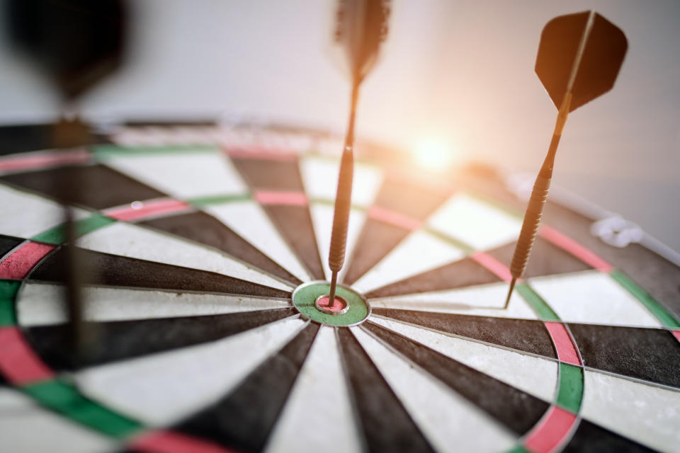 Spiele müssen nicht zwangsläufig auf dem Brett am Tisch stattfinden. Eine schöne Alternative: Darts! (Bild: Getty Images / Sarote Pruksachat)