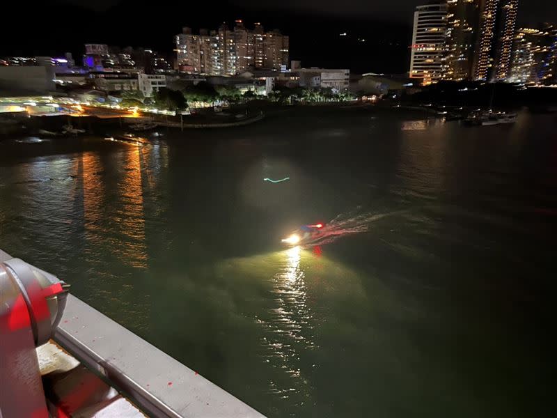 關渡大橋晚間傳出2起墜橋，1人獲救，1女子失蹤，警消持續搜索中。（圖／翻攝畫面）