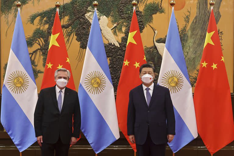 En esta foto publicada por la agencia de noticias Xinhua, el presidente chino, Xi Jinping, a la derecha, y el presidente argentino Alberto Fernández posan para una fotografía antes de su reunión bilateral en el Gran Salón del Pueblo en Beijing, el domingo 6 de febrero de 2022