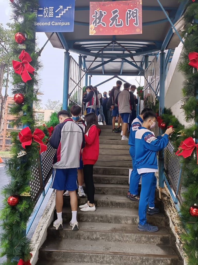 新豐高中營造狀元橋，為即將考學測的高三學生祈福。 （記者黃文記攝）