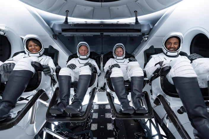 De bemanning van de Ax-2 bond zich vast in hun SpaceX Crew Dragon-capsule voor het aftellen naar de generale repetitie op vrijdag.  / Fotocredit: SpaceX