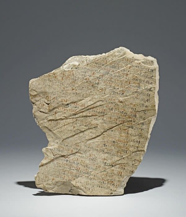 ▲這塊在大英博物館收藏的石板，源於西元前1250年古埃及，上頭紀載雇主對當時工人的「請假紀錄表」。（圖／翻攝自《The Trustees of the British Museum, CC BY-NC-SA 4.0》）