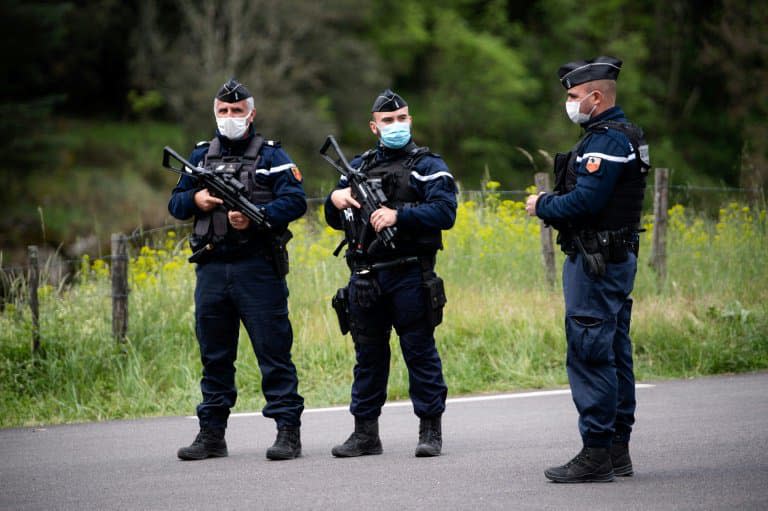 Des gendarmes engagés dans l'opération de recherche du double meurtrier des Cévennes, le 13 mai 2021 à Saumane - CLEMENT MAHOUDEAU © 2019 AFP