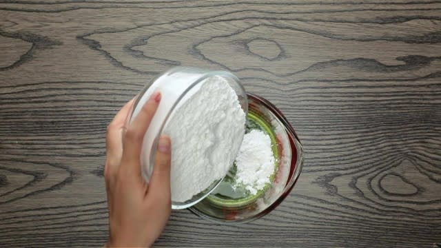 Pouring flour into pandan extract in measuring jug