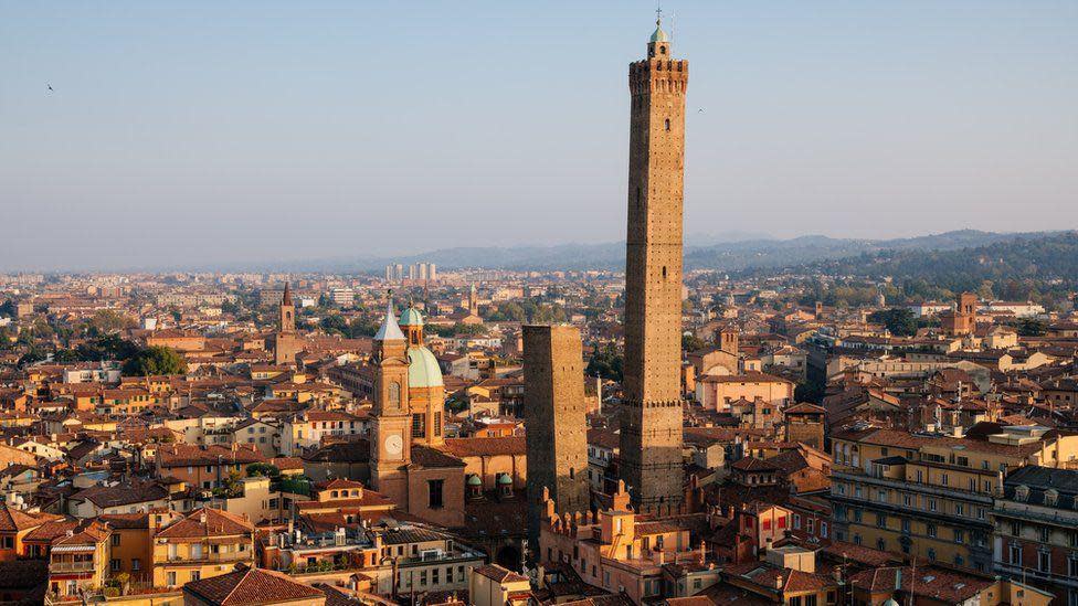 La Torre Garisenda y la Torre Asinelli