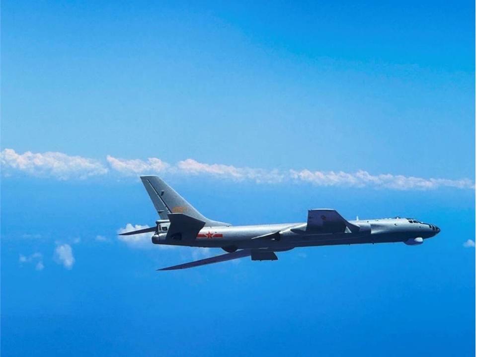 國防部今日公布，解放軍轟-6轟炸機照片。（國防部提供）