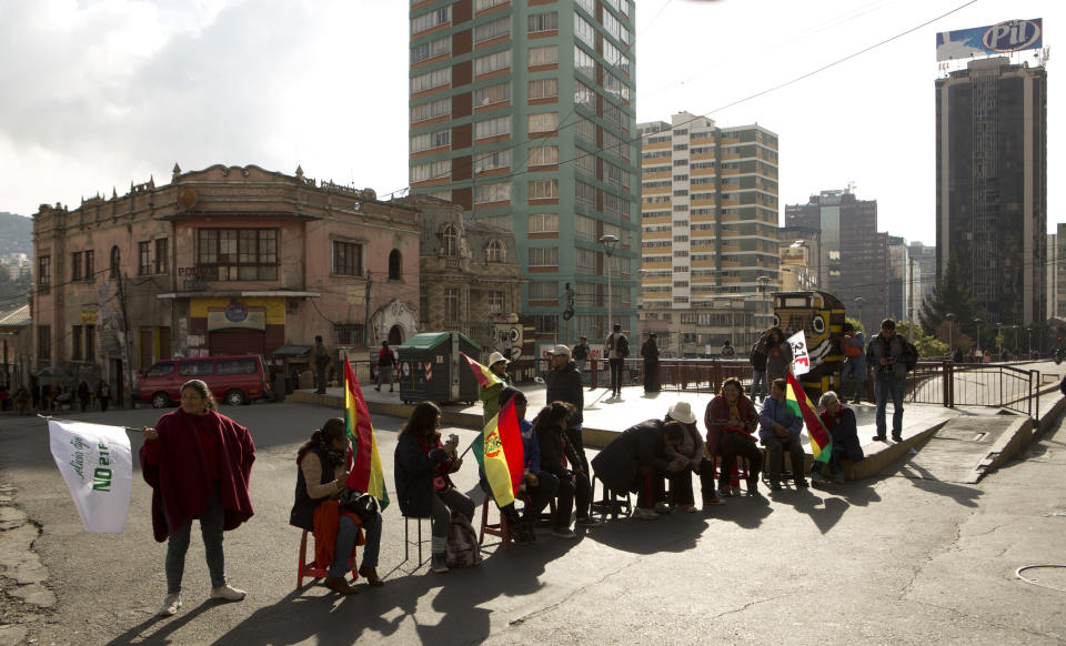 Opositores al presidente de Bolivia, Evo Morales, crean un bloqueo humano durante una huelga nacional en La Paz, Bolivia, el jueves 6 de diciembre de 2018. Las principales ciudades de Bolivia se encontraban casi paralizadas el jueves por una huelga convocada por grupos de oposición un día después de que el máximo tribunal electoral del país anunció que aceptó la candidatura de Morales para un cuarto mandato a pesar de una prohibición constitucional y un referendo contra tal reelección. (AP Foto / Juan Karita)