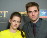 <p>Pocos apostaban porque la relación entre Kristen Stewart y Robert Pattinson continuara después de que la actriz fuera pillada públicamente engañando a su entonces novio con el director Rupert Sunders. Pero siguió. Sin embargo, aquella infidelidad hizo daño a la pareja, que rompió un año más tarde. (Foto: Carlos Alvarez / Getty Images). </p>