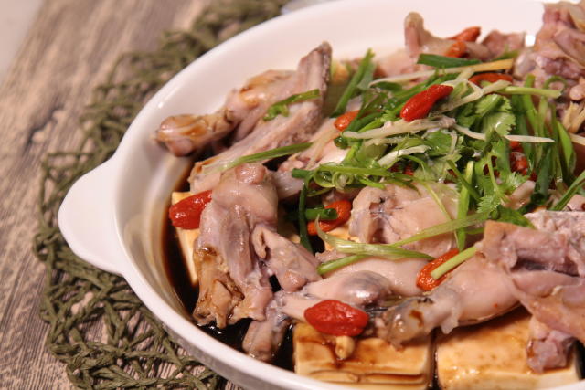 Steamed Frog Leg with Essence of Chicken