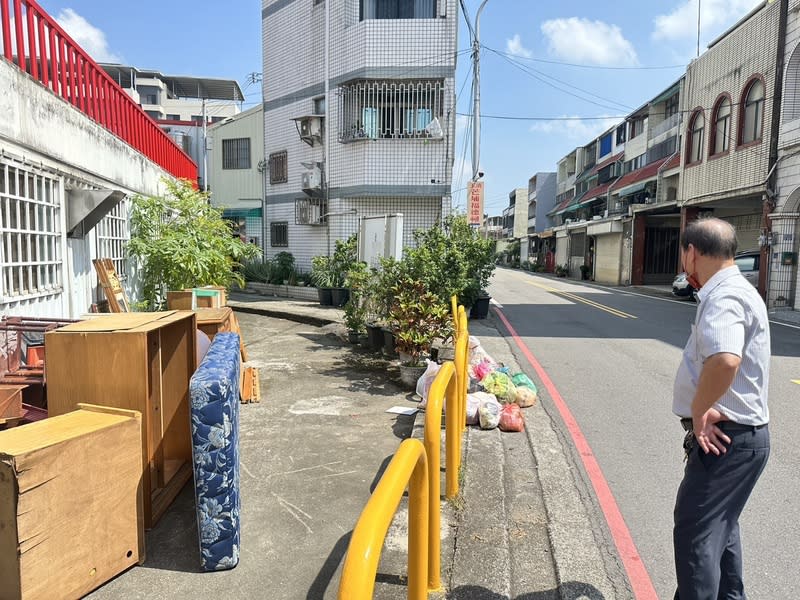 苗栗市玉清宮旁遭棄置垃圾（1） 苗栗市玉清宮旁遭民眾任意堆置垃圾及大型家具廢棄 物，市公所8日表示，已調閱監視器畫面對行為人依 法開罰。 （苗栗市公所提供） 中央社記者管瑞平傳真  113年5月8日 