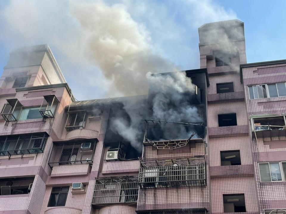 新北八里區這棟7層樓華廈的6樓住宅發生火警，火煙竄出。讀者提供