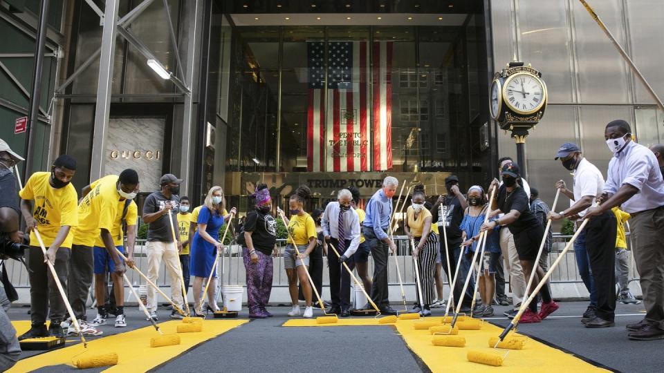 Der Schriftzug «Black Lives Matter» wird auf die Fifth Avenue vor dem Trump Tower gemalt.