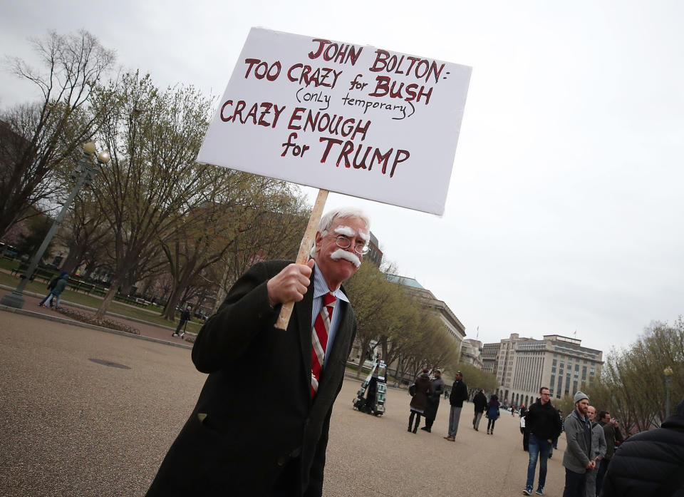 Ein Demonstrant hat sich an John Boltons erstem Tag als neuer Sicherheitsberater als dieser verkleidet. Auf seinem Schild steht: „Zu verrückt für Bush, verrückt genug für Trump – momentan.“ (Bild: Getty Images/Mark Wilson)