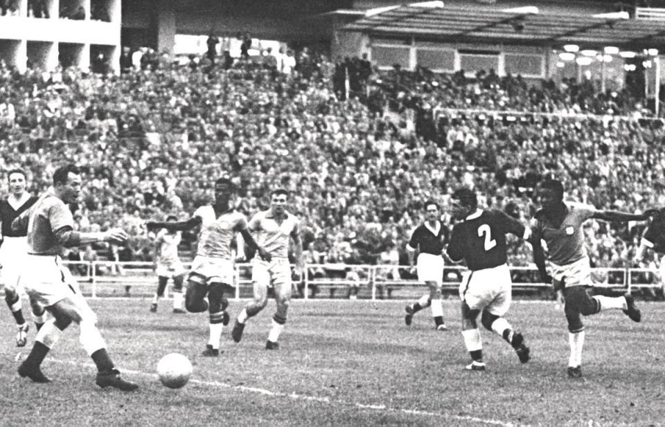 Un Pelé de 17 años anota contra Gales en el Mundial de 1958 (AFP/Getty)