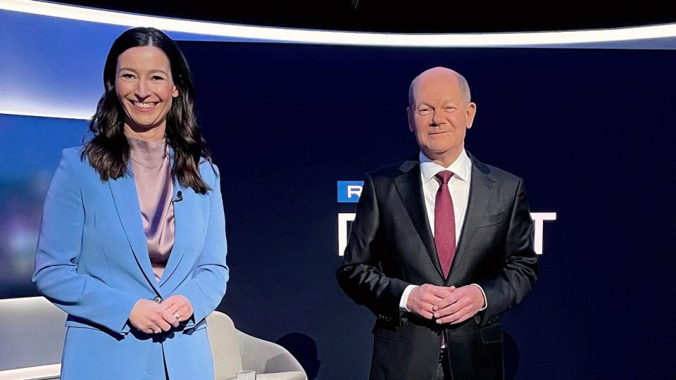 Pinar Atalay begrüßte Bundeskanzler Olaf Scholz in einer Sonderausgabe von "RTL direkt". (Bild: RTL)